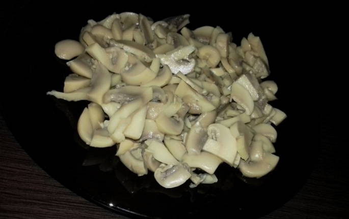 Салат «Мельник» с курицей и грибами