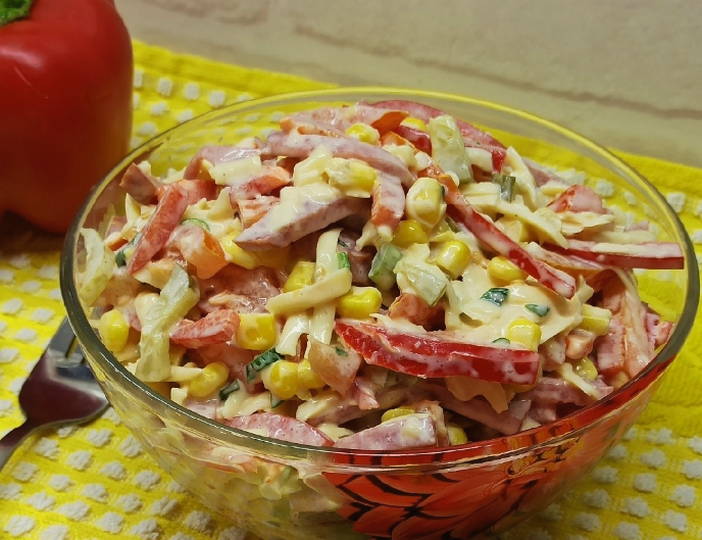 Салат «Мексиканский» с копченой колбасой