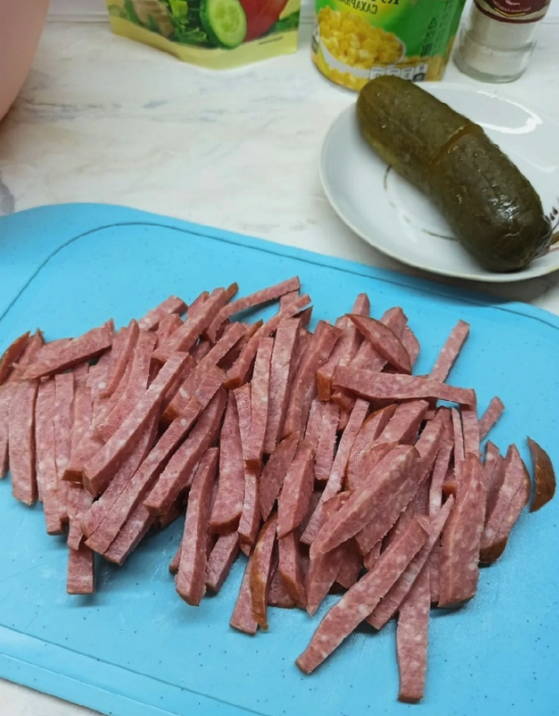 Салат «Мексиканский» с копченой колбасой