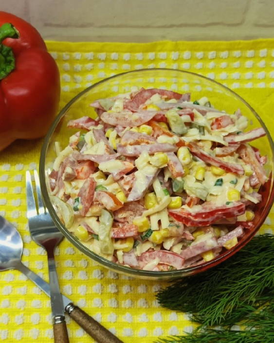 Салат «Мексиканский» с копченой колбасой