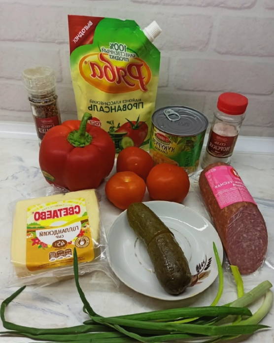 Салат «Мексиканский» с копченой колбасой