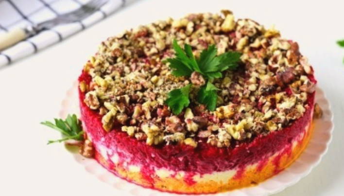 Салат «Любовница» со свеклой, изюмом и орехами