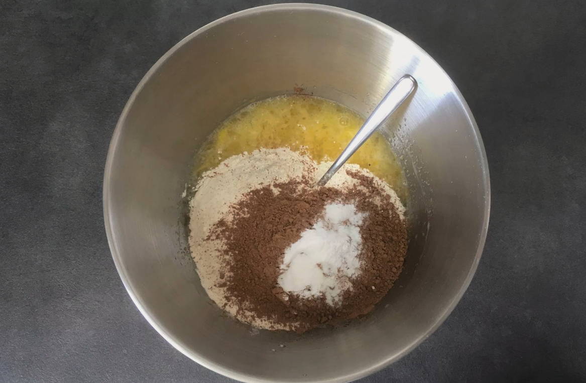 Шоколадный торт с творожным кремом