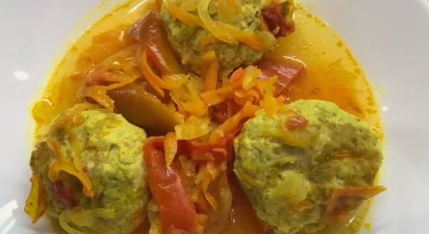 Фрикадельки с овощами и подливкой на сковороде