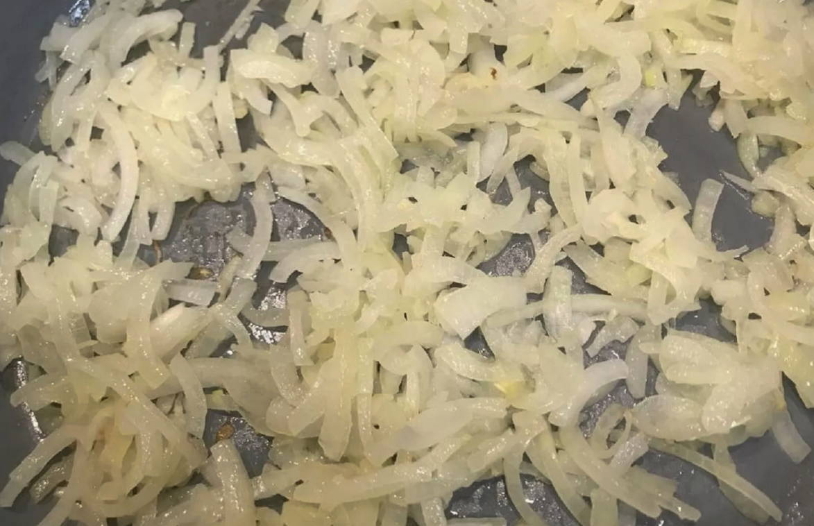 Фрикадельки с овощами и подливкой на сковороде