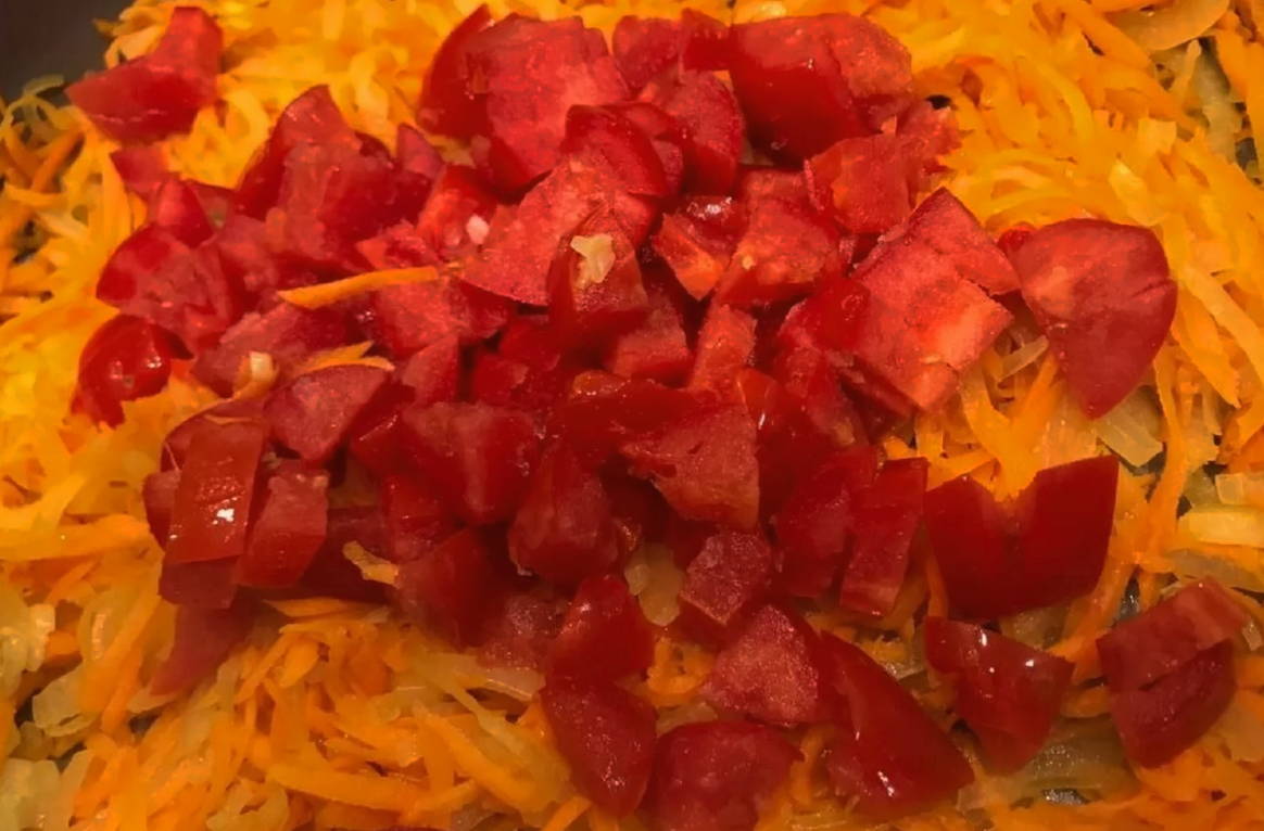 Фрикадельки с овощами и подливкой на сковороде