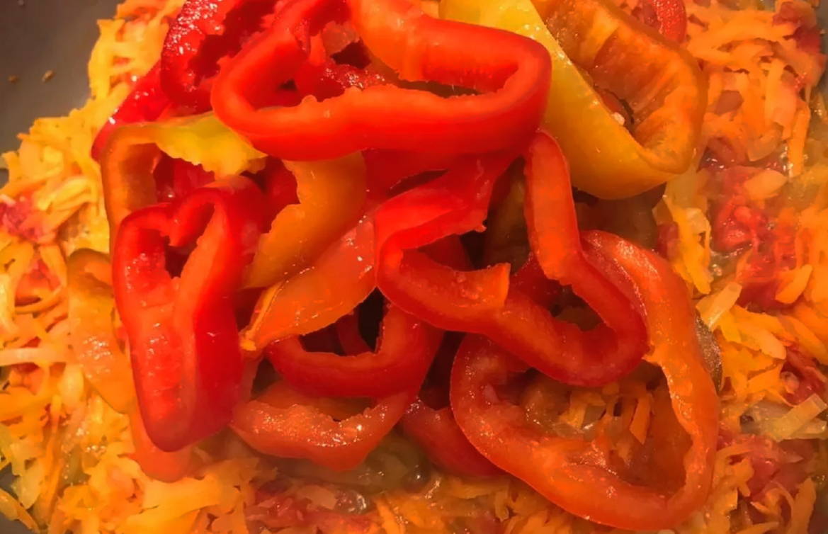 Фрикадельки с овощами и подливкой на сковороде