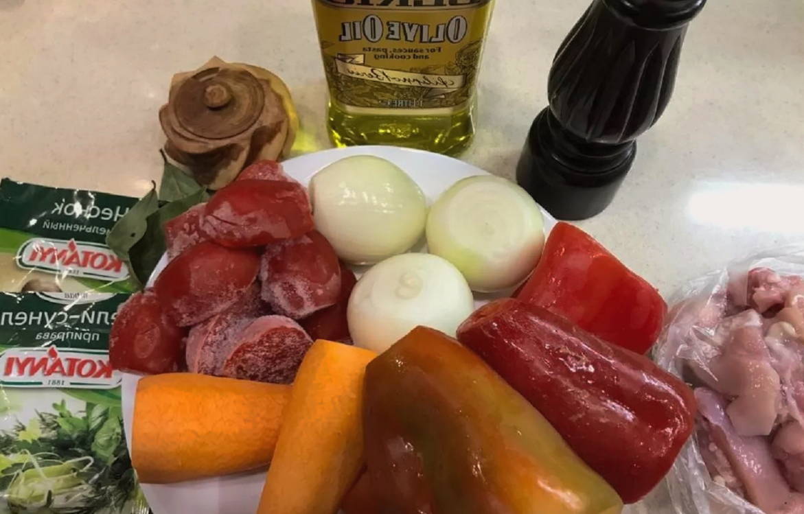 Фрикадельки с овощами и подливкой на сковороде