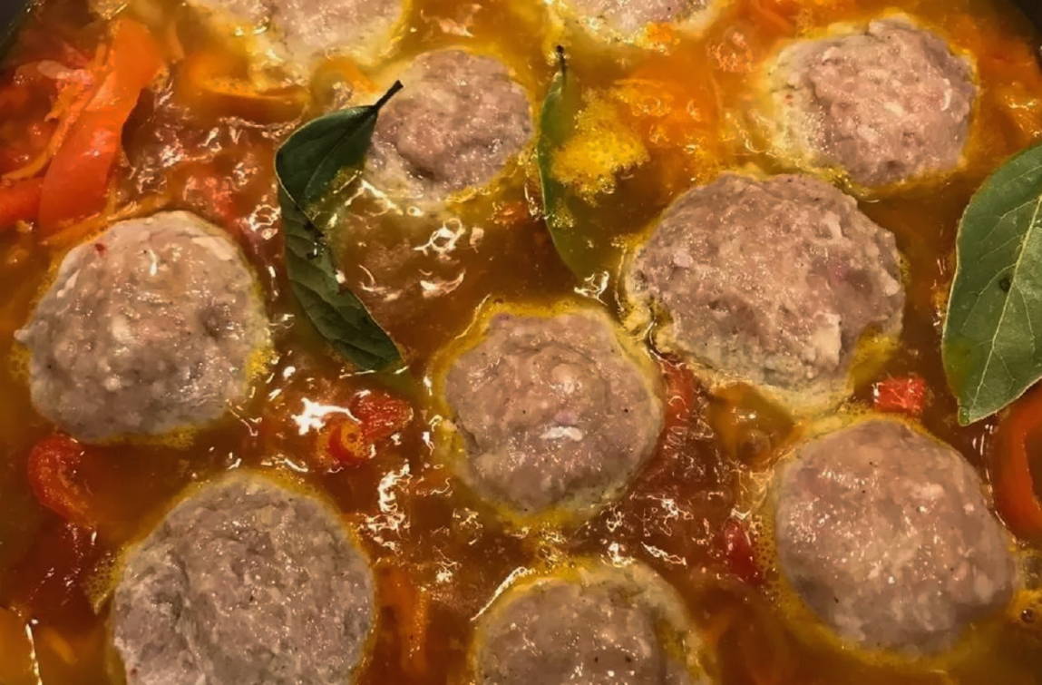 Фрикадельки с овощами и подливкой на сковороде