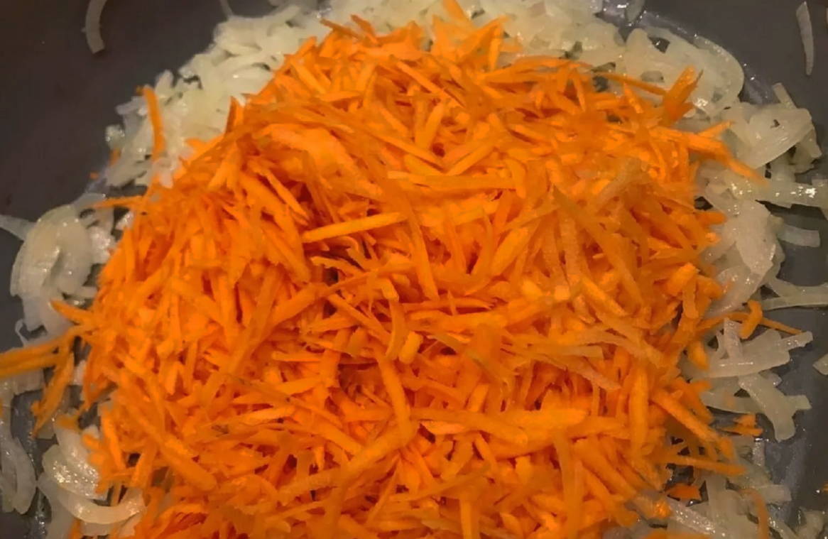 Фрикадельки с овощами и подливкой на сковороде