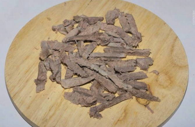 Салат «Мужские слезы» с говядиной и маринованным луком классический
