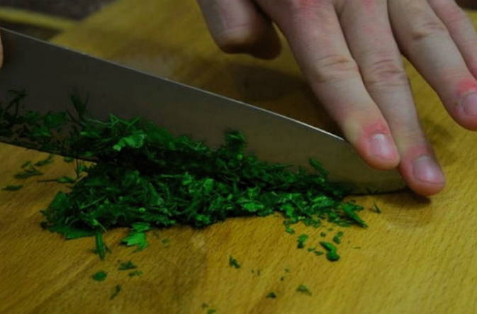 Салат «Мужские слезы» с говядиной и маринованным луком классический