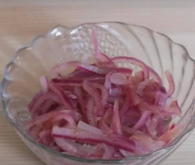 Салат «Мужские слезы» с говядиной и маринованным луком
