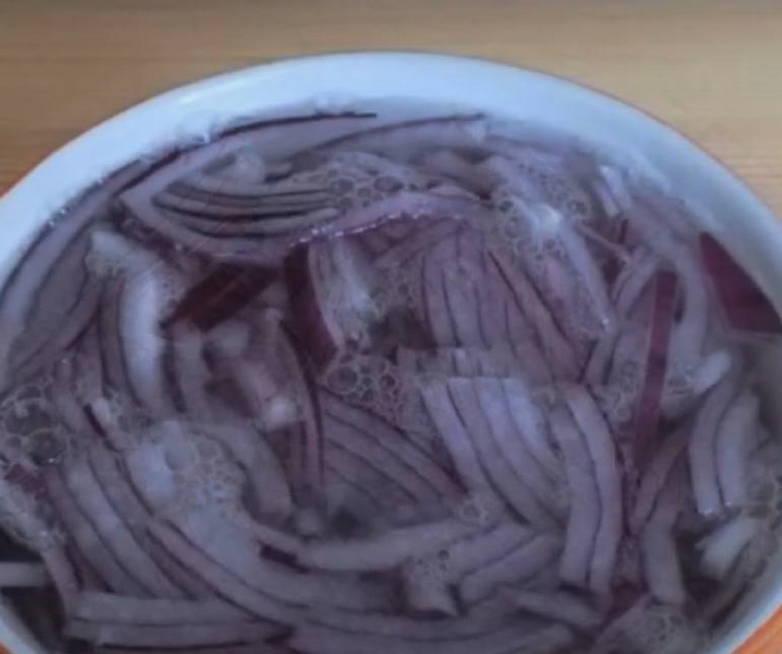 Салат «Мужские слезы» с говядиной и маринованным луком