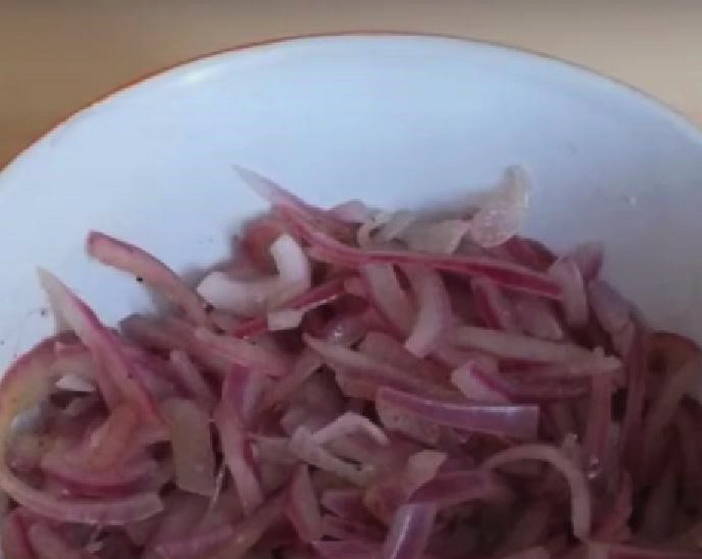 Салат «Мужские слезы» с говядиной и маринованным луком