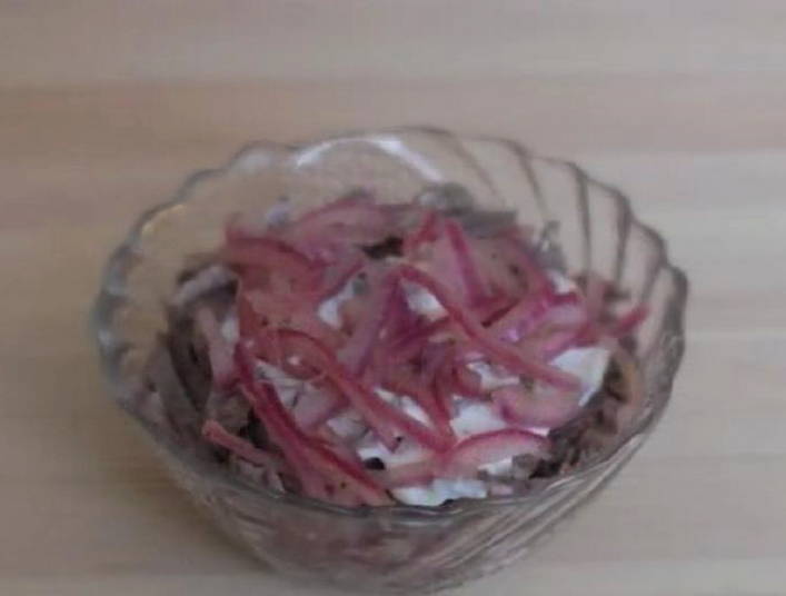 Салат «Мужские слезы» с говядиной и маринованным луком