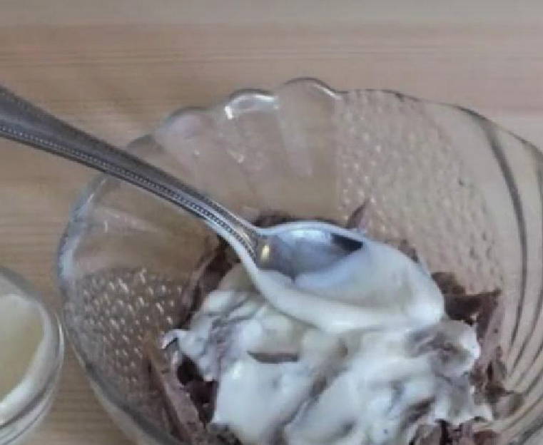 Салат «Мужские слезы» с говядиной и маринованным луком