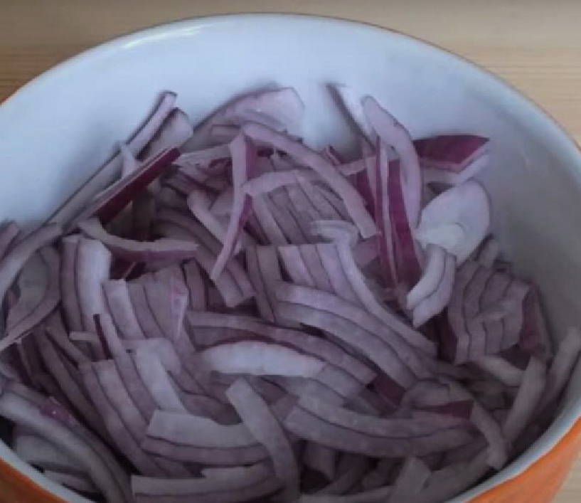 Салат «Мужские слезы» с говядиной и маринованным луком