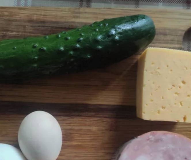 Салат «Коктейль» с ветчиной, огурцами, сыром и яйцом Салат «Коктейль» с ветчиной, огурцами, сыром и яйцом