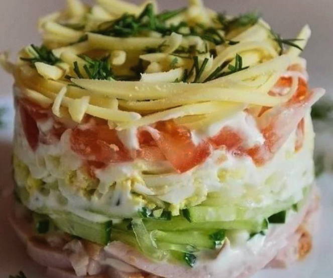 Салат «Коктейль» с ветчиной, огурцами, сыром и яйцом Салат «Коктейль» с ветчиной, огурцами, сыром и яйцом