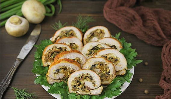Куриный рулет с грибами и сыром