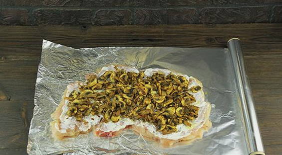 Куриный рулет с грибами и сыром