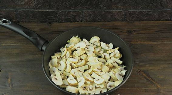 Куриный рулет с грибами и сыром