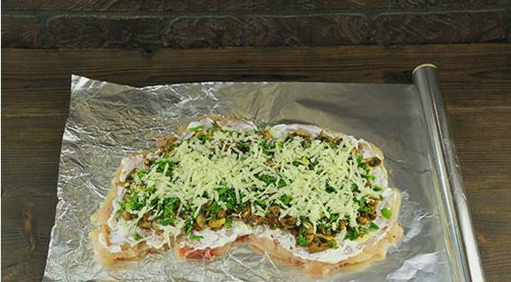 Куриный рулет с грибами и сыром