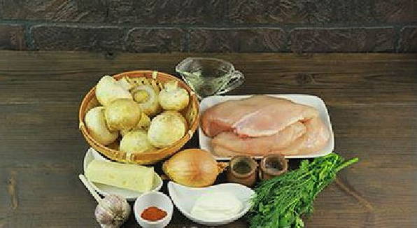 Куриный рулет с грибами и сыром