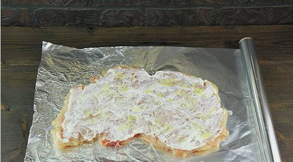 Куриный рулет с грибами и сыром