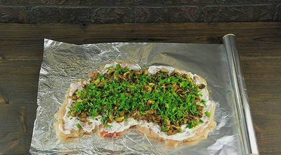 Куриный рулет с грибами и сыром