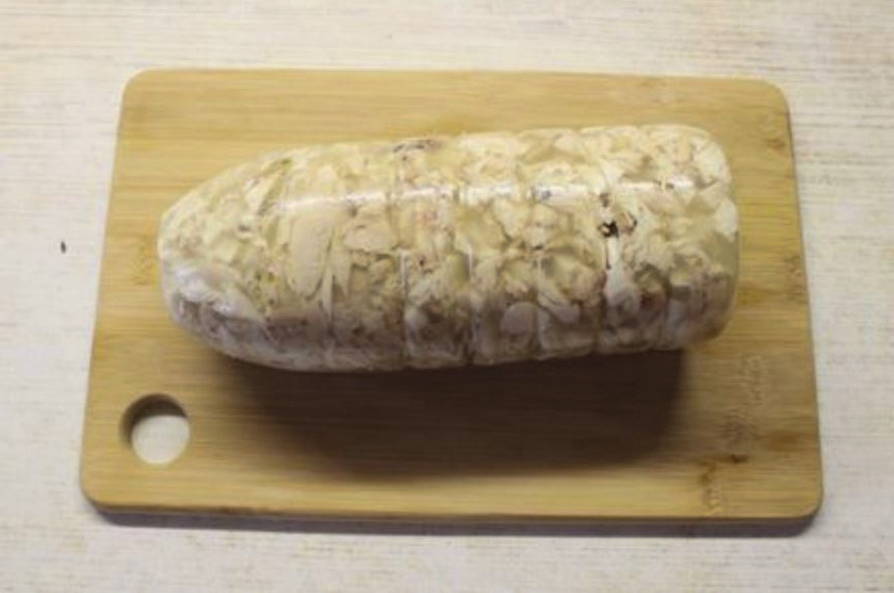 Куриный рулет в бутылке с желатином