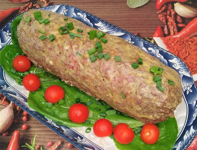 Мясной рулет из фарша с яйцом в фольге в духовке
