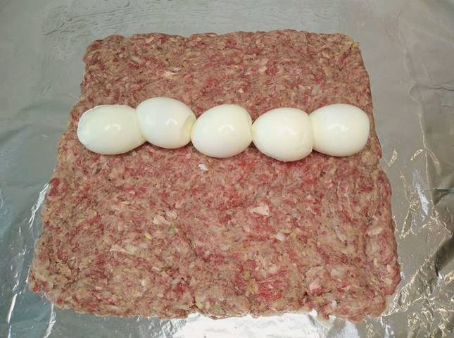 Мясной рулет из фарша с яйцом в фольге в духовке