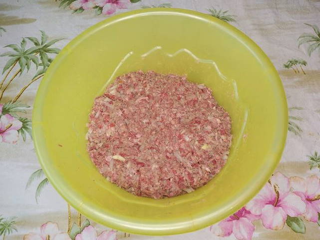 Мясной рулет из фарша с яйцом в фольге в духовке