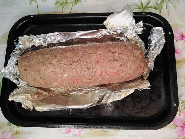 Мясной рулет из фарша с яйцом в фольге в духовке