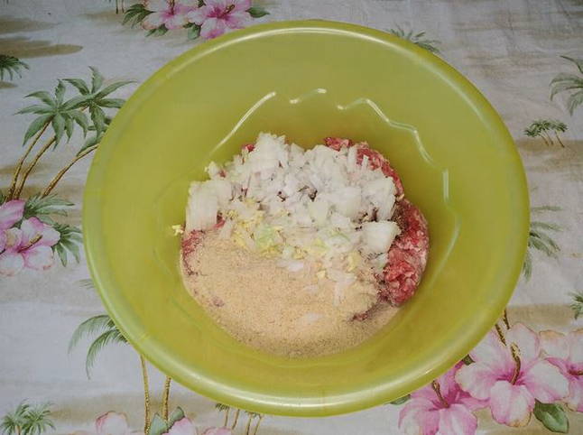 Мясной рулет из фарша с яйцом в фольге в духовке