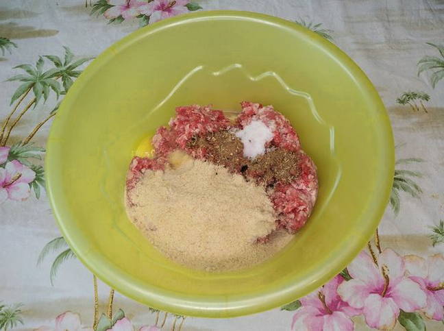 Мясной рулет из фарша с яйцом в фольге в духовке