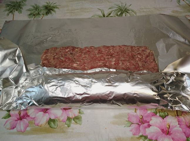 Мясной рулет из фарша с яйцом в фольге в духовке