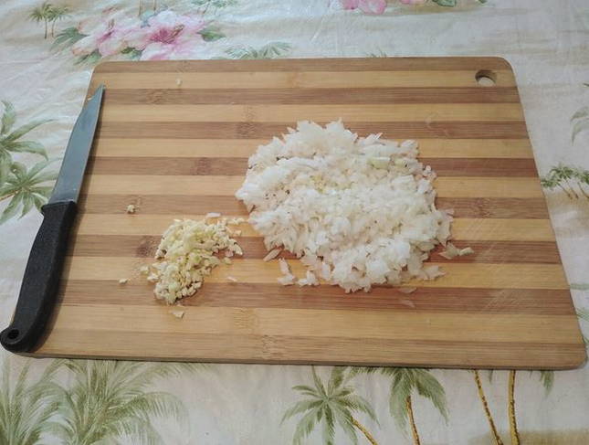 Мясной рулет из фарша с яйцом в фольге в духовке