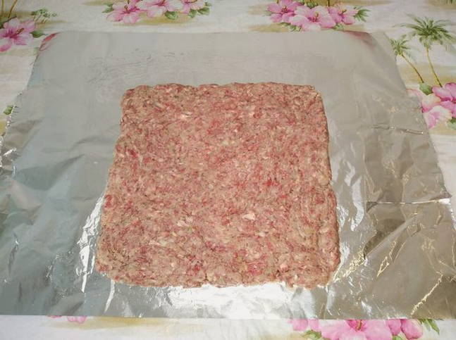 Мясной рулет из фарша с яйцом в фольге в духовке