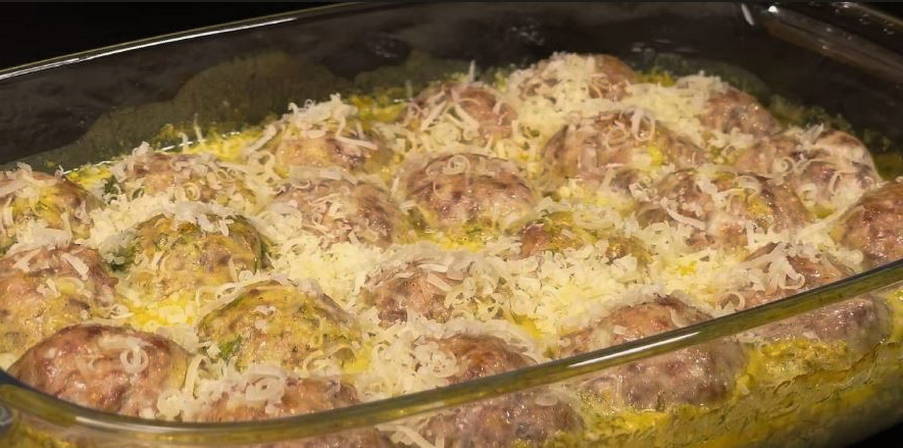 Фрикадельки в сливочном соусе с сыром в духовке