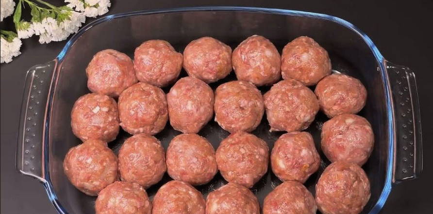 Фрикадельки в сливочном соусе с сыром в духовке