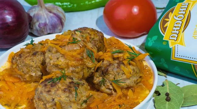 Фрикадельки из фарша с рисом в томатном соусе на сковороде