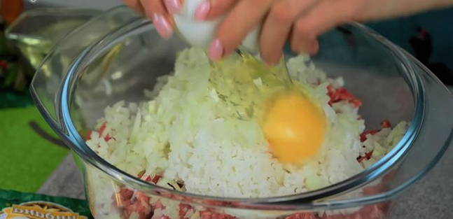 Фрикадельки из фарша с рисом в томатном соусе на сковороде