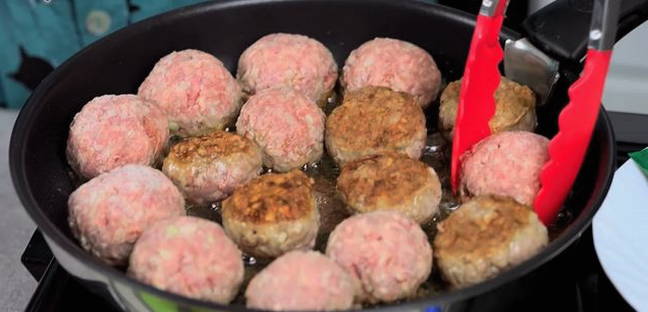 Фрикадельки из фарша с рисом в томатном соусе на сковороде