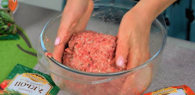Фрикадельки из фарша с рисом в томатном соусе на сковороде