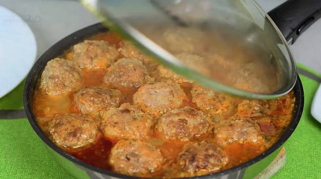 Фрикадельки из фарша с рисом в томатном соусе на сковороде