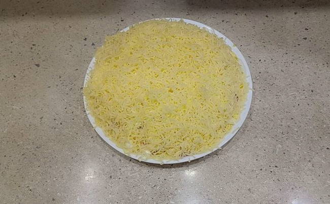 Салат «Мужские грезы» с курицей и ананасами