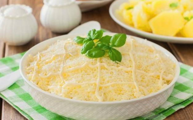 Салат «Мужские грезы» с курицей и ананасами